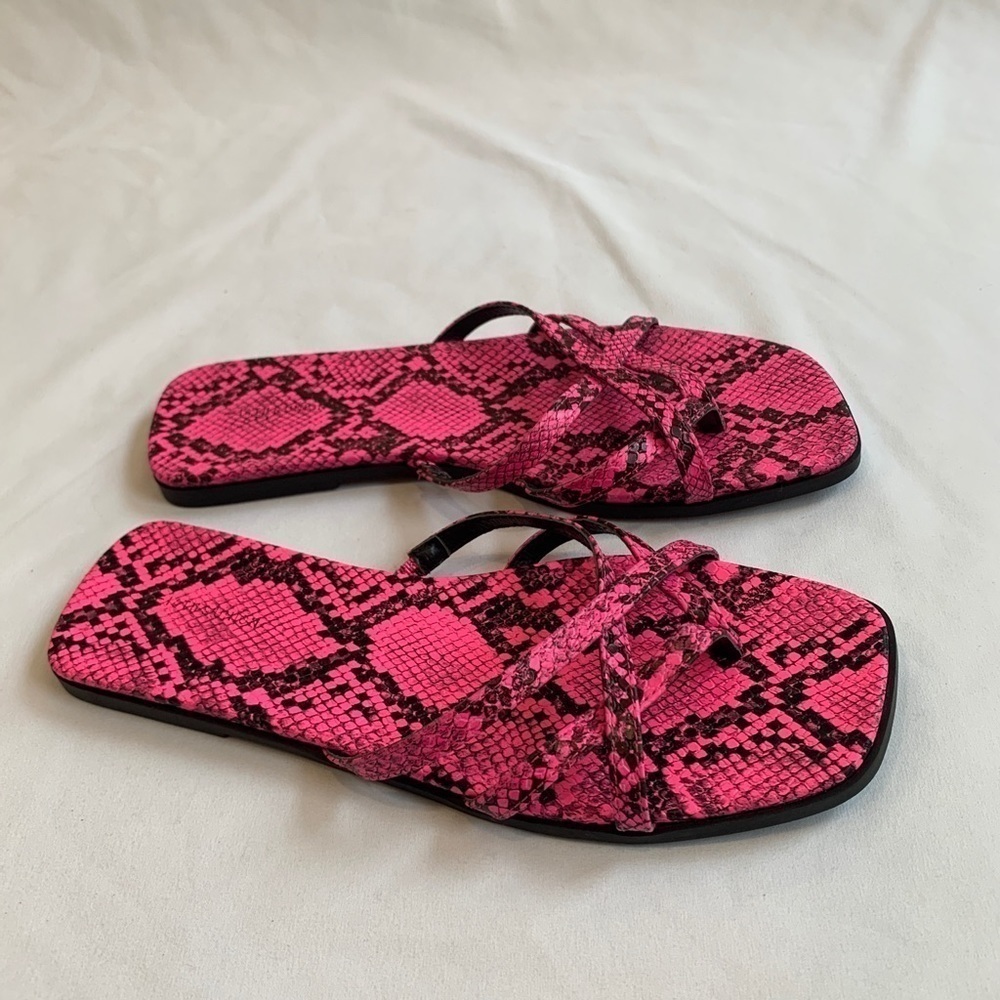 14TH & Union Caite Hot Pink & Black Python Print Slip On Strappy‎ Sandals - Picture 2 of 6